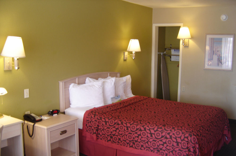 Days Inn By Wyndham Carlsbad Exterior foto