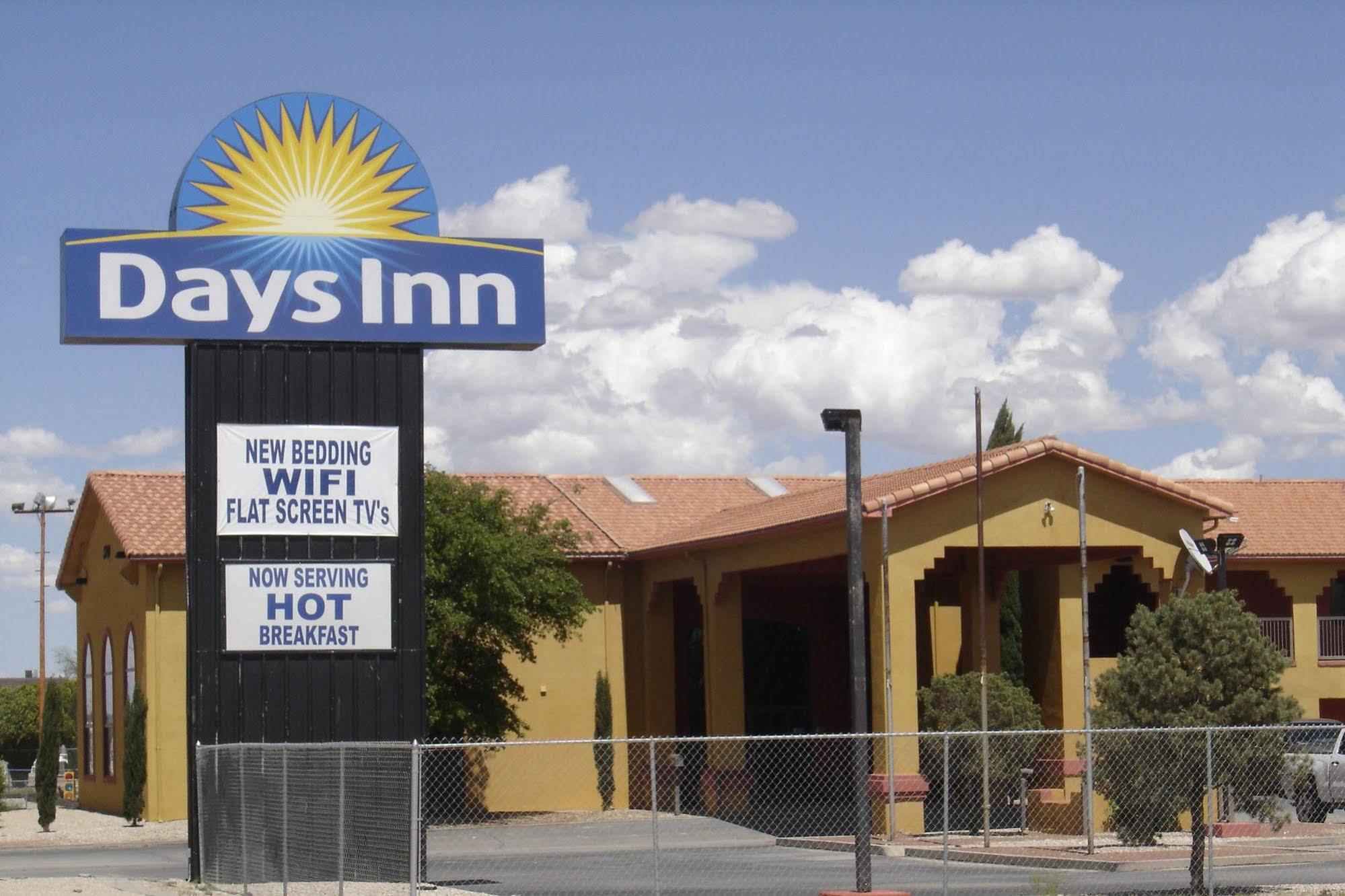 Days Inn By Wyndham Carlsbad Exterior foto