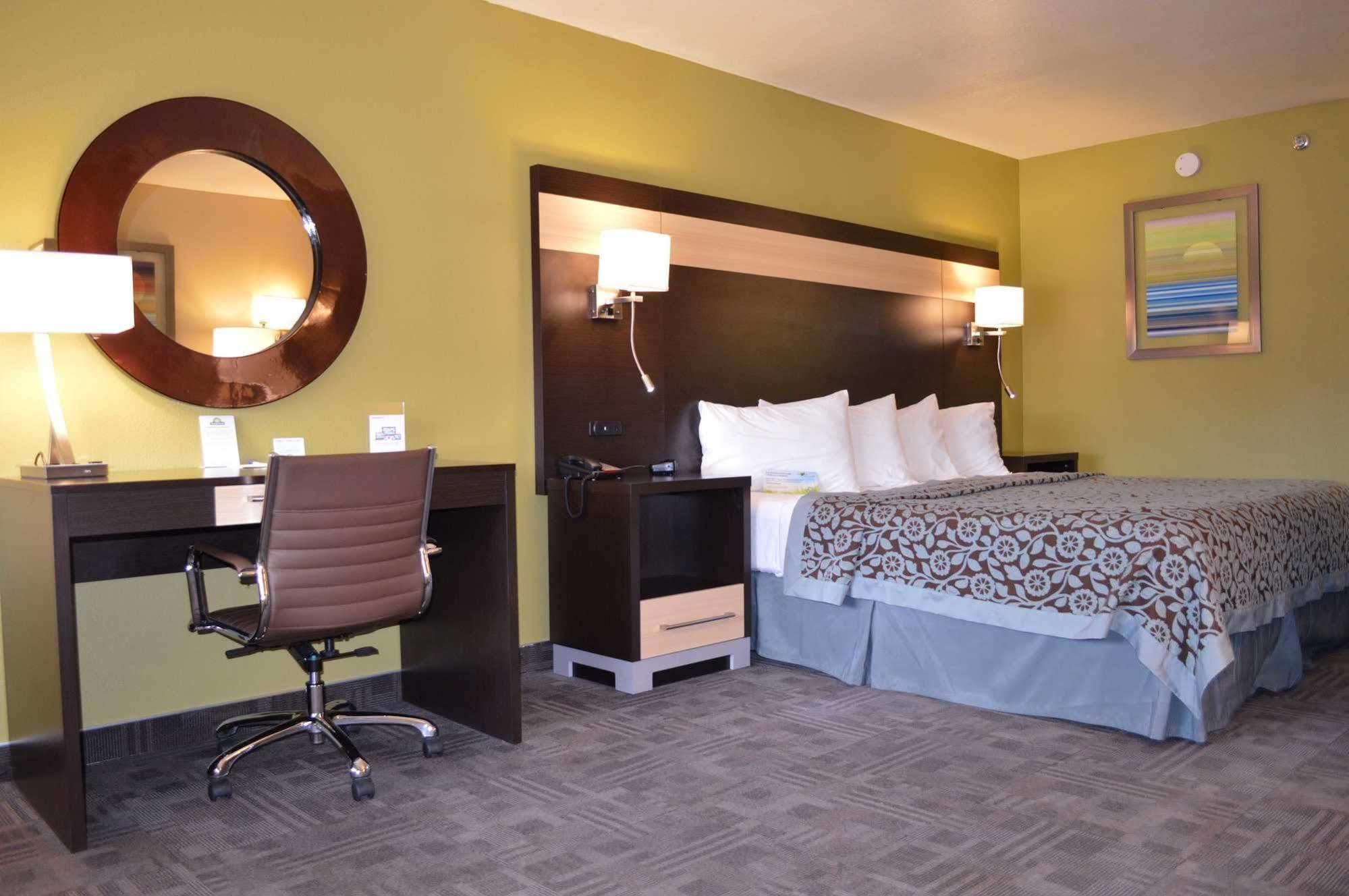 Days Inn By Wyndham Carlsbad Exterior foto