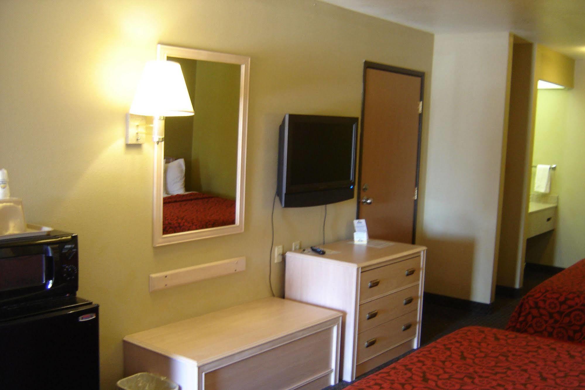 Days Inn By Wyndham Carlsbad Exterior foto